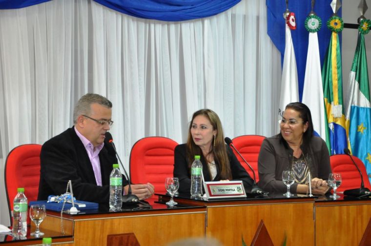 Em sessão solene realizada na Câmara de Vereadores ‘Ivan Theo’ assume cargo de prefeito