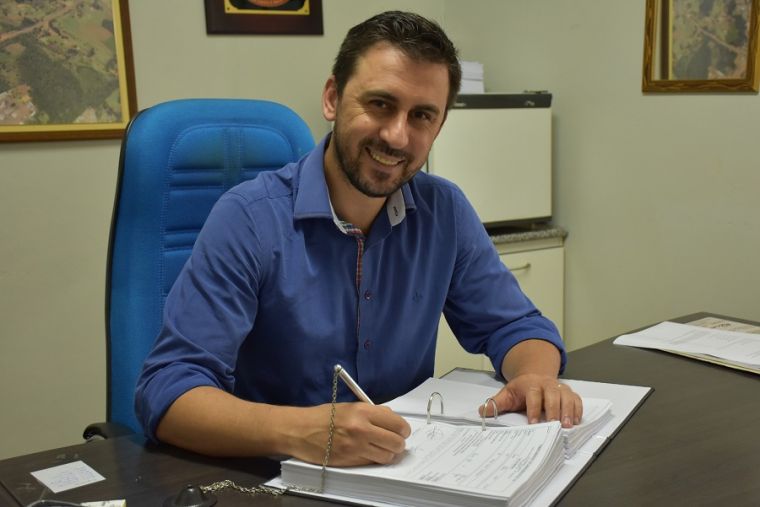 Prof. Anderson requer informações sobre veículos oficiais locados pela Prefeitura